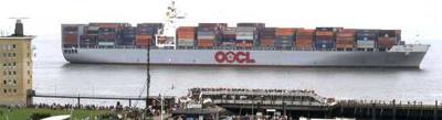 Containerschiff auf der Nordsee in Cuxhaven
