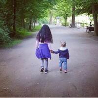 Bild vergr&ouml;&szlig;ern: zwei Kinder gehen Hand in Hand spazieren