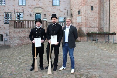 Bild vergr&ouml;&szlig;ern: Christopher M&uuml;ller (v. l.) und S&ouml;ren Staats mit ihren Bestellungsurkunden und Landkreis-Mitarbeiter Paul Brockmann