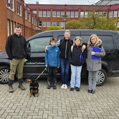 Bild vergr&ouml;&szlig;ern: Zukunftstag 2026 beim Bereich Veterin&auml;rwesen des Landkreises Cuxhaven mit Bereichsleitung Frau Dr. Tolmien-Burfeindt_Copyright Landkreis Cuxhaven
