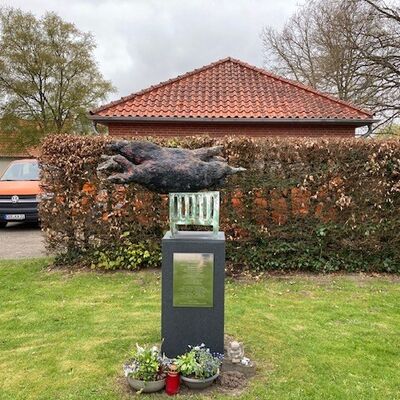 Bild vergr&ouml;&szlig;ern: Denkmal f&uuml;r die verstorbenen Zwangsarbeiterkinder in Otterndorf