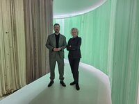 Bild vergr&ouml;&szlig;ern: Foto (v.l.): Museumsdirektor Wilko Austermann und K&uuml;nstlerin Ruth Campau