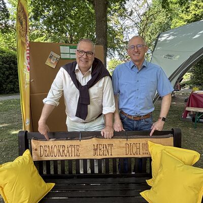 Bild vergr&ouml;&szlig;ern: Ein Hinweis auf die Bedeutung der Demokratie: Landrat Thorsten Kr&uuml;ger (links) und Loxstedts B&uuml;rgermeister Detlef Wellbrock an der Demokratie-Bank der Landfrauen.