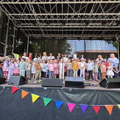 Bild vergr&ouml;&szlig;ern: Die Kinder der Kindertagesst&auml;tte St. Marien aus Loxstedt er&ouml;ffneten mit ihrem Gesang das Rahmenprogramm.