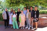 Bild vergr&ouml;&szlig;ern: Die Lehrgangsteilnehmenden (v. l.) Kai Br&uuml;ning (AII), Rilana Jacobsen (AI), Marlene Tavares (AI), Nicole Hein (AI), Katharina Szczepanski (AI), Chris Samoske (AII) und Jasmin Kalka (AII) mit Ausbildungsleiter Alexander Beckmann und Kreisr&auml;tin Andrea Pospich