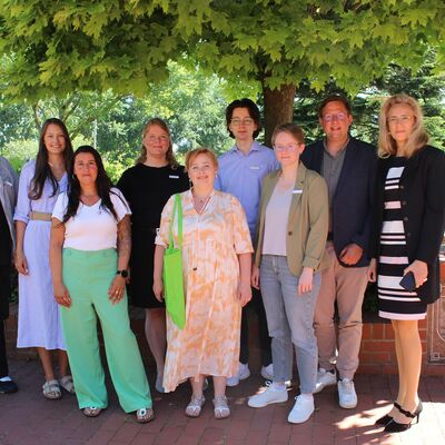 Bild vergr&ouml;&szlig;ern: Die Lehrgangsteilnehmenden (v. l.) Kai Br&uuml;ning (AII), Rilana Jacobsen (AI), Marlene Tavares (AI), Nicole Hein (AI), Katharina Szczepanski (AI), Chris Samoske (AII) und Jasmin Kalka (AII) mit Ausbildungsleiter Alexander Beckmann und Kreisr&auml;tin Andrea Pospich