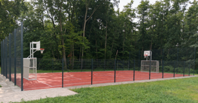 Bild vergr��ern: Multifunktionales Kleinspielfeld mit Fu�balltoren, Basketballk�rben und Ballfangzaun