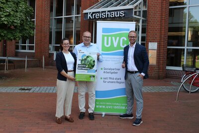 Bild vergr&ouml;&szlig;ern: Alexandra L&uuml;hmann (UVC), Landrat Thorsten Kr&uuml;ger und Jan-Lasse Schumacher (UVC) sind gespannt auf die Einreichungen zum Kreativwettbewerb