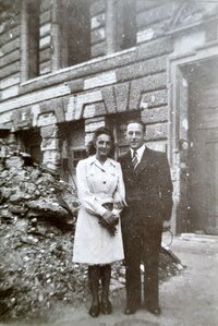 Bild vergr&ouml;&szlig;ern: Martha en Kees Tempelhofer Ufer 10 Berlin 08-1944 verloofd