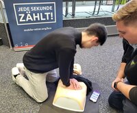 Bild vergr&ouml;&szlig;ern: 2 Wiederbelebungstraining